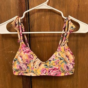 Floral bikini top. Size S.